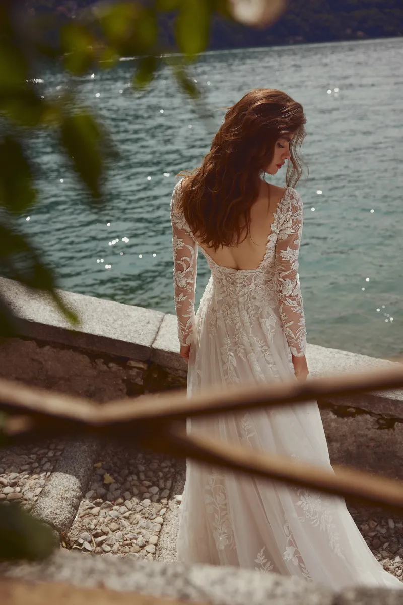 Vérona Sposa vous propose une collection exceptionnelle a petits prix  de robes sirènes à manches longues sur Marseille et Aix en Provence