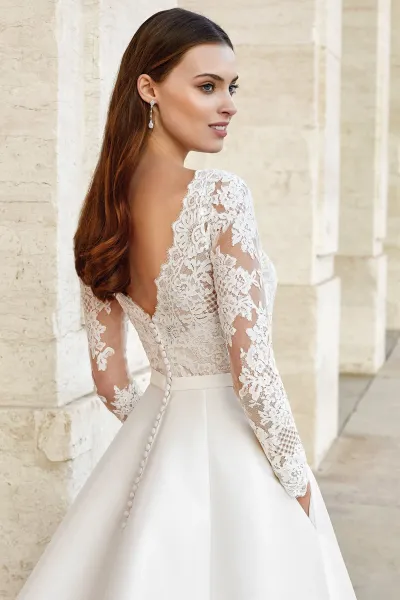 Robe de mariée fluide en dentelle avec dos nu pour un mariage à Marseille