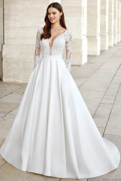 Robe de mariée Adore 11149 Justin Alexander manches longues dentelle Chantilly chez Verona Sposa