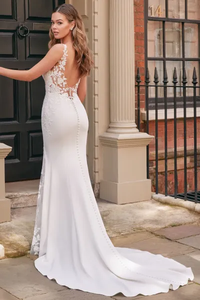 Robe de mariée ajustée et évasée en crêpe extensible avec fente