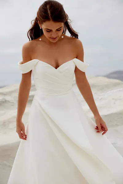 Robe de mariée en satin avec décolleté en cœur