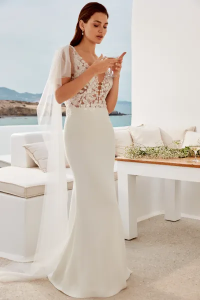 Robe ajustée et évasée en crêpe stretch avec encolure en V plongeante et dos en V plongeant