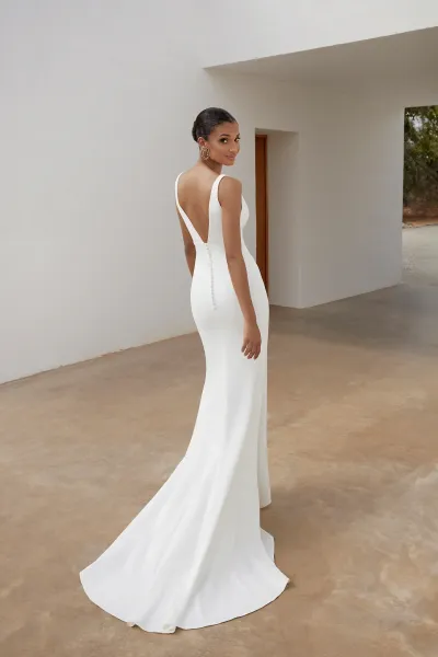 Coupe ajustée et évasée en crêpe avec ceinture intégrée et découpes en V sur les côtés