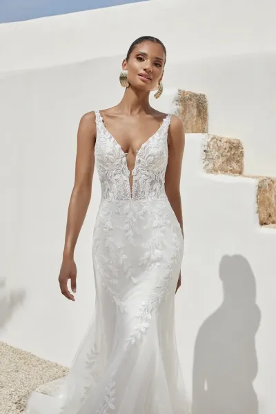Robe ajustée et évasée avec corsage transparent, décolleté en V plongeant et dos en V bas