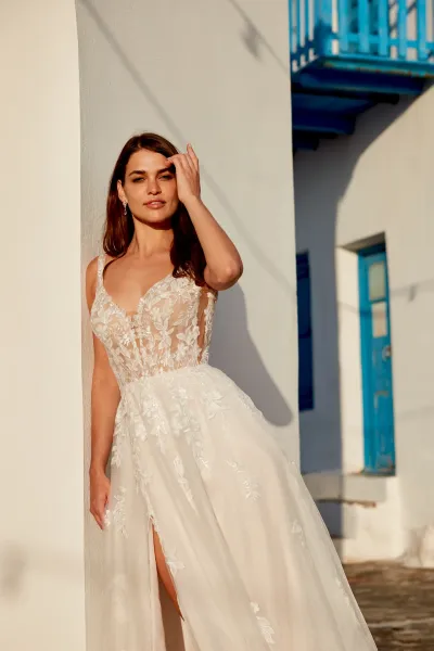 Robe trapèze en tulle avec décolleté plongeant en V et applications en dentelle pailletée