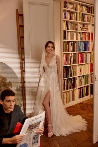 Robe de mariée princesse Adore by Justin Alexander 11373 avec jupe fendue et fines bretelles chez Verona Sposa