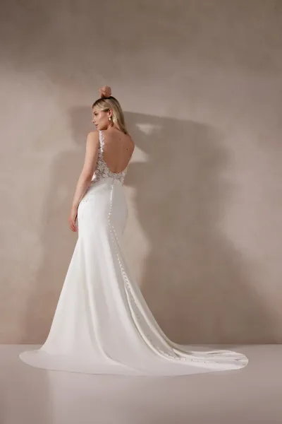 Robe ajustée et évasée en crêpe avec décolleté en V et dentelle brodée