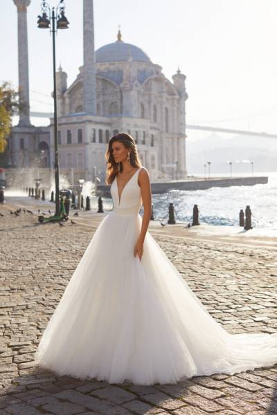 Jolie robe princesse Hanna Millanova sur Marseille chez Églantine rue Breteuil pour un mariage élégant.