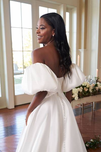 Vue de dos d’une robe de mariée princesse à manches bouffantes