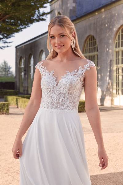 Robe de mariée trapèze bohème Sincerity 44321 à Marseille en essayage chez Vérona Sposa
