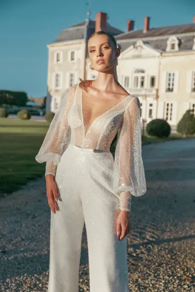 Élégance moderne : La combinaison pantalon Sincerity 44452, star des mariages civils contemporains