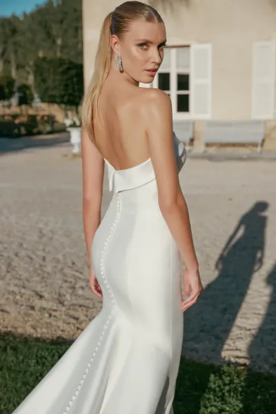 robe de mariée ajustée et évasée sans bretelles en mikado encolure droite froncée