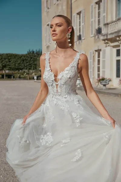 robe de mariée dentelle décolleté plongeant marseille 44468 sincerity