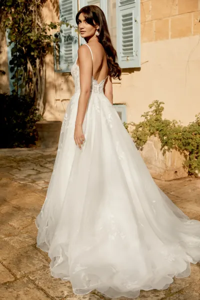 Robe trapèze en organza ornée de dentelle brodée de sequins