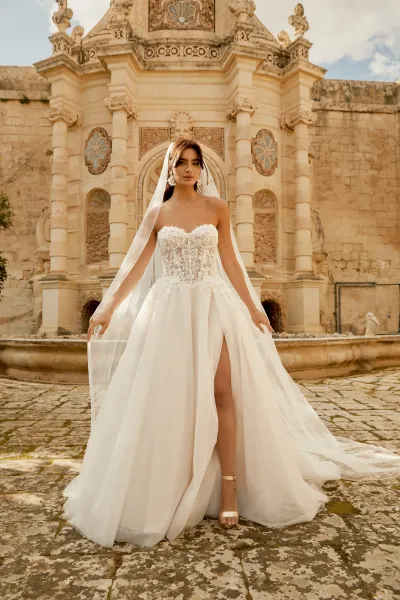 Robe de mariée princesse Sincerity 44490 avec bustier cœur pailleté vue de face.