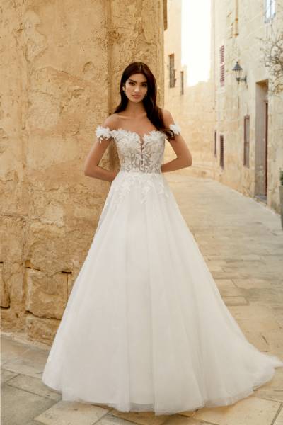 obe de mariée princesse Sincerity 44500 à épaules dénudées et dentelle florale, disponible chez Verona Sposa Marseille