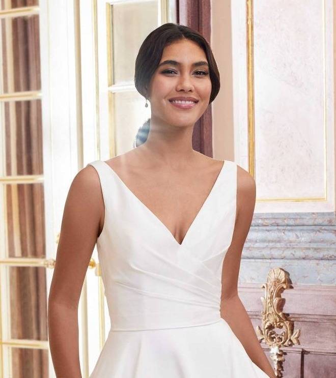 robe de mariée 44080 avec traîne longue et décolleté marseille