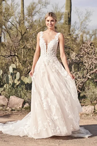 robe de mariée coupe princesse avec un dos nu travaillé chez Verona Sposa à Marseille.
