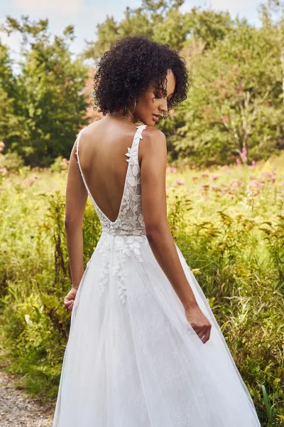 Robe de mariée trapèze en tulle et dentelle Chantilly avec décolleté en V