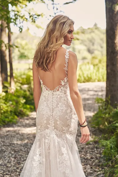 Robe ajustée et évasée en dentelle avec décolleté plongeant