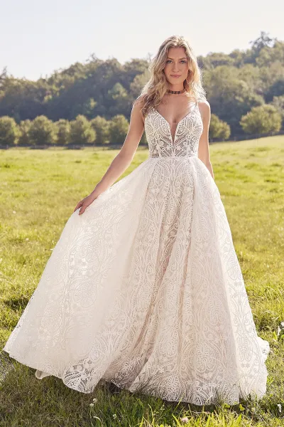 66353 Robe de princesse en dentelle avec encolure bikini plongeante et dos V bas
