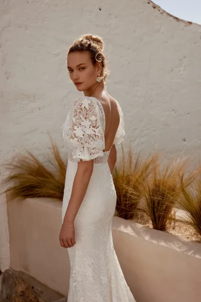 Robe ajustée et évasée en dentelle avec col en V et manches bouffantes