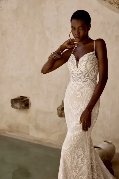 robe de mariée sirène  ajusté et évasée en dentelle avec décolleté plongeant