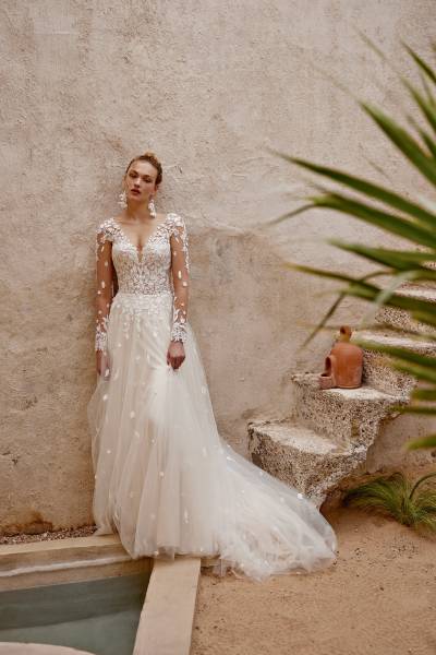 Zoom sur le bustier cœur structuré et la taille naturelle de la robe 66368 Lillian West, essayage personnalisé chez Verona Sposa.