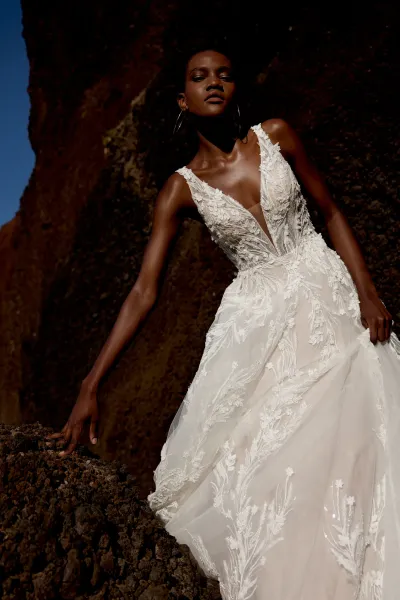 obe de mariée princesse Sincerity 66372 romantique en tulle et dentelle, avec traîne, essayage chez Verona Sposa à Marseille