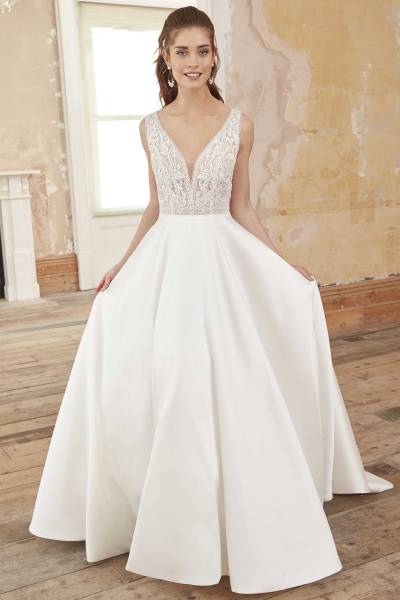 Robe de mariée trapèze en dentelle et mikado proche d'Aix-en-Provence dans notre show room rue Breteuil