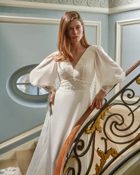 Robe de mariée Silvia Fernandez manches longues en crêpe brodé en promotion à Marseille