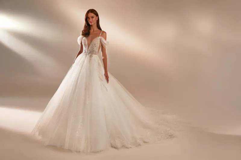 Robe de mariée grande taille Princesse Oriana Milla Nova en essayage à Marseille
