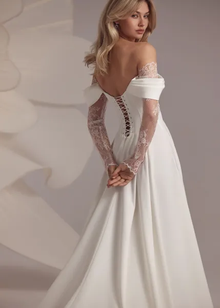 * Robe de mariée trapèze fendue avec corset et dentelle chantilly  Modèle Baccara  Eva Lendel chez Verona Sposa Marseille