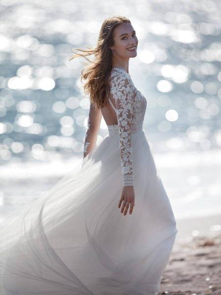 Découvrez notre collection exclusive de robes de mariée signées par les plus grands créateurs internationaux à prix abordable !