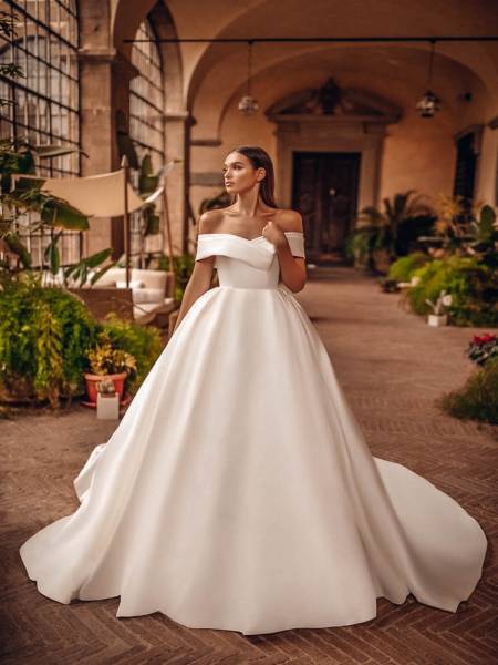 Robe de mariée princesse Matilda de Milla Nova en Mikado, avec épaules dénudées et longue traîne