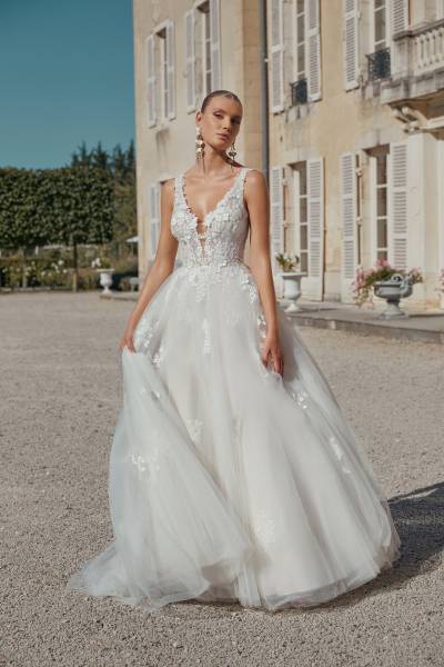  44468  Robe princesse en tulle avec encolure plongeante et appliques en dentelle 3D
